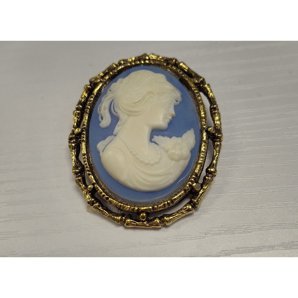 Vintage Blue & White Cameo Pin Brooch w Gold Tone Filigree Frame 2"